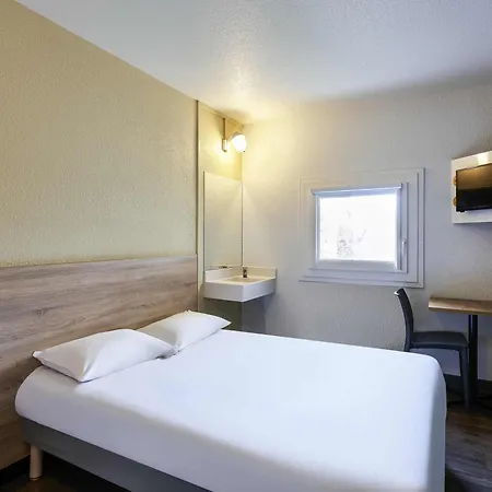 Hotelf1 Pont De L'europe *