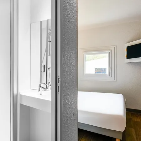 Hotelf1 Pont De L'europe מלון